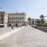 � la Muraglia, alta fortificazione che circonda parte del centro storico da piazza del Ferrarese...